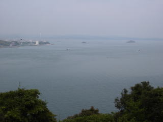 海峡の向こうに櫛崎城と干珠島、満珠島