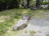 天守台跡に置かれた細長い石