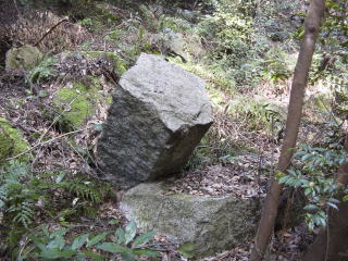 水の手曲輪に放置された五角形の石