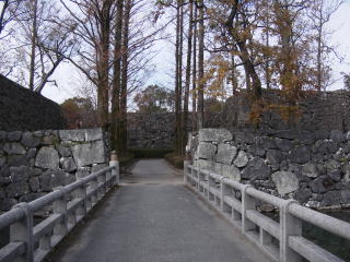 欄干橋と高麗門跡