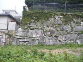 桟原館の石垣、、端は曲線形
