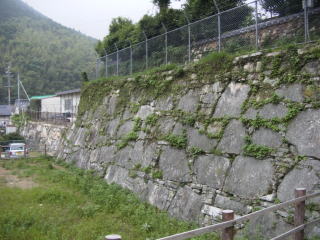 桟原館の石垣と築地塀（石垣は一段下がって奥へ続いている）