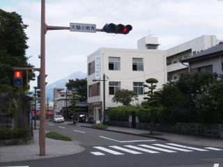 「大竜小南角」交差点標識の下に桜島がみえる