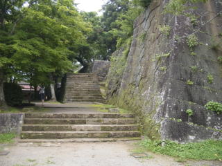 二の丸から本丸への入口の石段と石垣