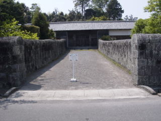 長屋門とそれに続く石塀