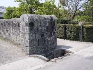 石塀の頂部は丸い