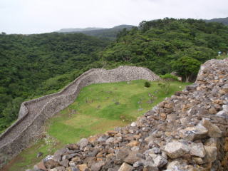 写真中央右、石垣が崩れているところが志慶真門の跡